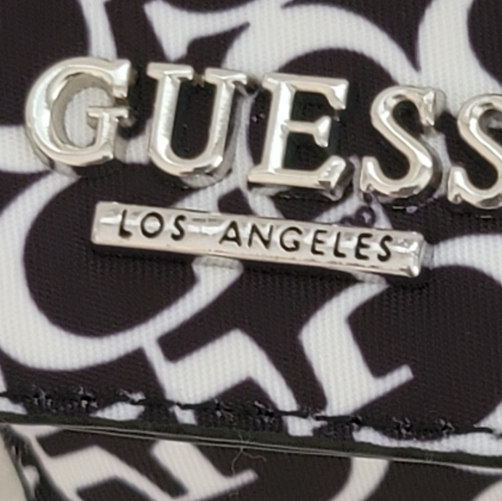 GUESS AIRPODS CASE ! - Picture 2 of 9